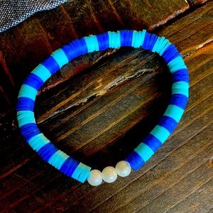 Blue bracelet with pearls
